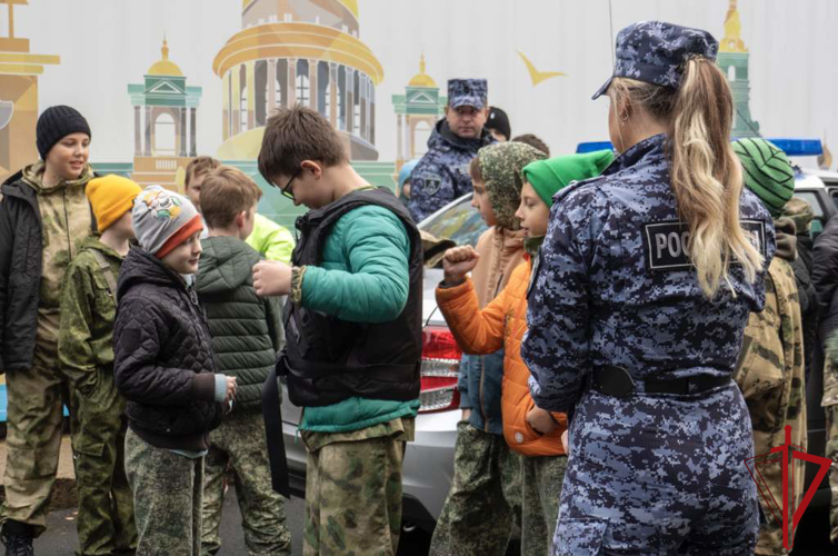 Сотрудники Росгвардии провели урок мужества для воспитанников детско-юношеского военно-патриотического общественного движения «Гвардейская смена»