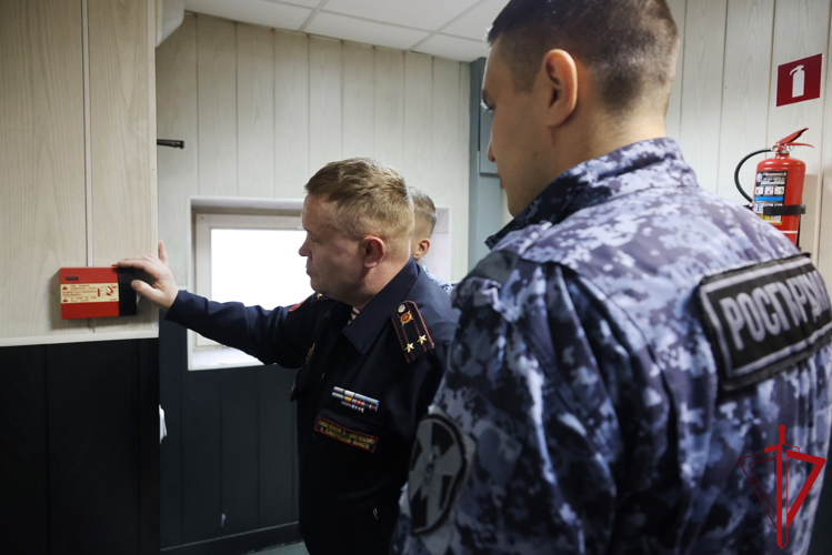 Сотрудники петербургской Росгвардии приняли участие в пожарно-профилактических мероприятиях