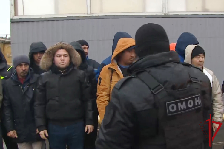 Сотрудники ОМОН Росгвардии обеспечили проведение рейда по выявлению фактов незаконного пребывания мигрантов на территории России