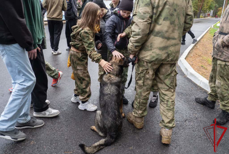 Сотрудники Росгвардии провели урок мужества для воспитанников детско-юношеского военно-патриотического общественного движения «Гвардейская смена»