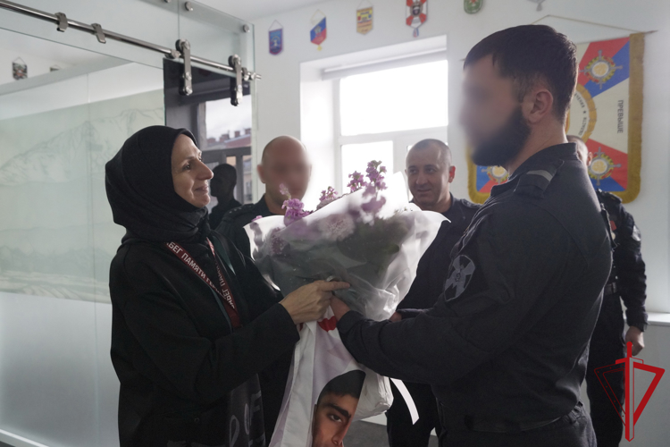 На базе расположения ОМОН «Бастион» Росгвардии состоялась встреча сотрудников Росгвардии с матерью погибшего Героя России