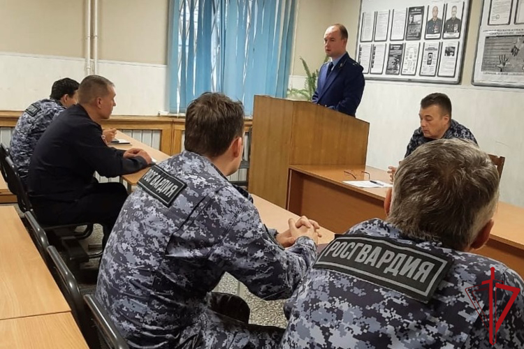 В Красносельсокм районе заместитель прокурора провел встречу с сотрудниками вневедомственной охраны
