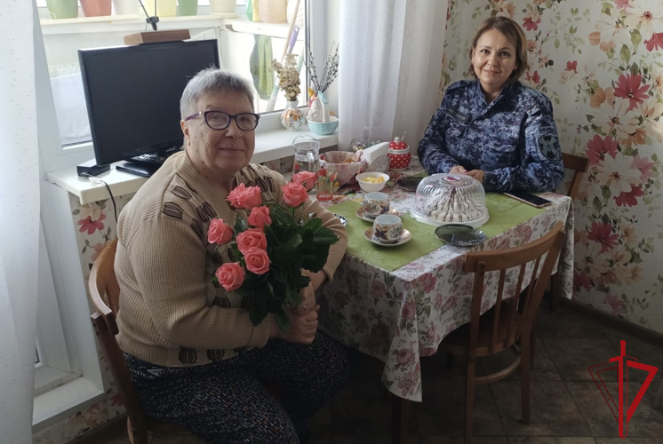 В Международный день пожилого человека представители Росгвардии навестили мать погибшего при исполнении служебного долга коллеги
