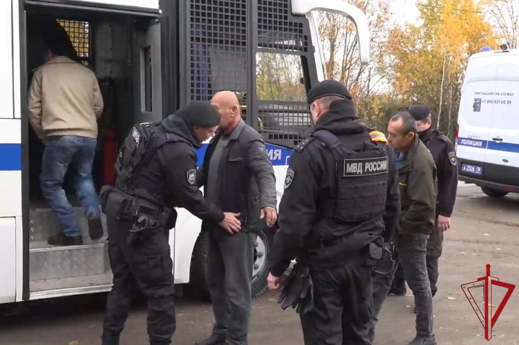 В Петербурге сотрудники ОМОН Росгвардии обеспечили проведение рейда по выявлению фактов незаконного пребывания мигрантов на территории России