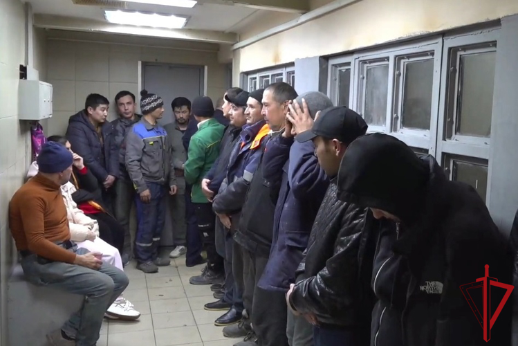 В Петербурге сотрудники ОМОН Росгвардии обеспечили проведение рейда по выявлению фактов незаконного пребывания мигрантов на территории России