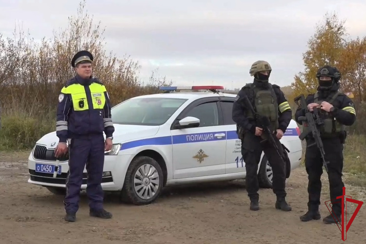 В Петербурге сотрудники ОМОН Росгвардии обеспечили проведение рейда по выявлению фактов незаконного пребывания мигрантов на территории России