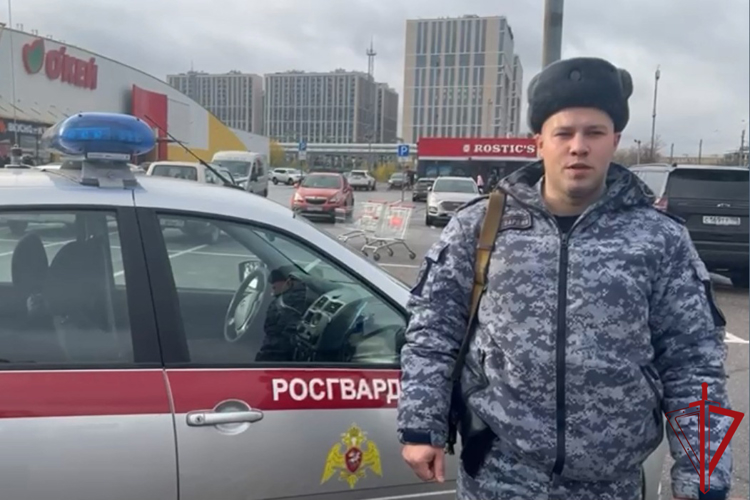 Сотрудники Росгвардии прибыли к гипермаркету в Московском районе и оказали помощь гражданам, пострадавшим в результате нападения