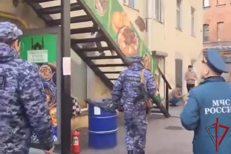 В Центральном районе сотрудники Росгвардии обеспечили общественный порядок во время рейда по выявлению нарушений в сфере миграции