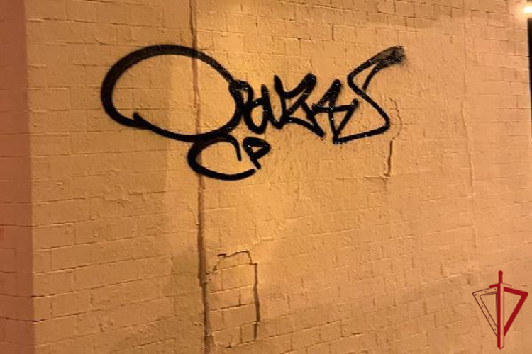 В центре Петербурга сотрудники Росгвардии задержали хулигана, наносившего граффити на стену здания