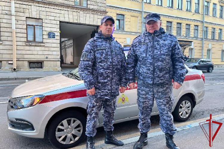 Сотрудники Росгвардии организовали эвакуацию пассажиров из горящего троллейбуса на Невском проспекте