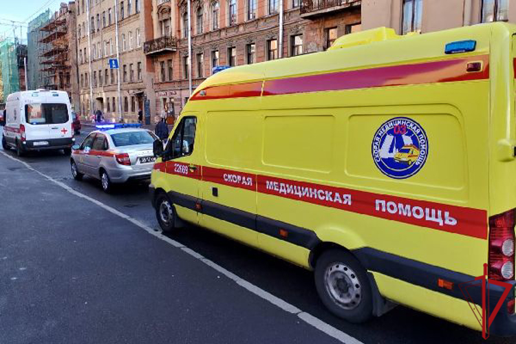 В Петроградском районе наряд Росгвардии пришёл на помощь девушке, которая потеряла сознание на улице