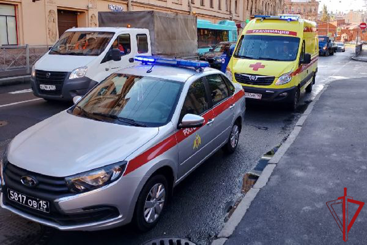 В Петроградском районе наряд Росгвардии пришёл на помощь девушке, которая потеряла сознание на улице
