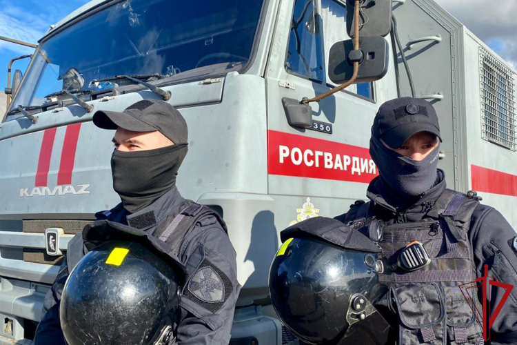 В Санкт-Петербурге подразделения Росгвардии обеспечили правопорядок во время футбольного матча Российской Премьер-Лиги