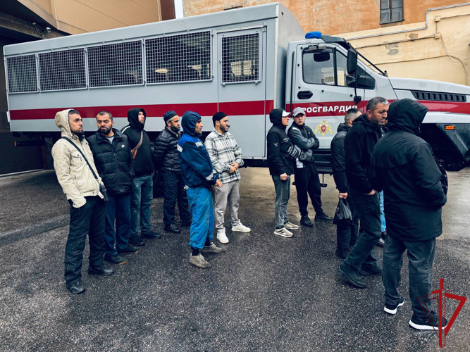 В Санкт-Петербурге сотрудники Росгвардии обеспечили проведение на территории двух рынков рейда по выявлению нарушений в сфере миграции