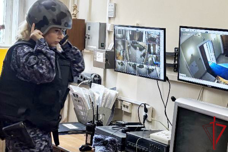 В Санкт-Петербурге сотрудники Росгвардии провели занятия по нейтрализации вооруженных преступников и освобождению заложников