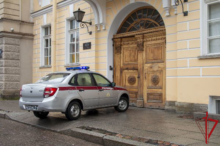 В Санкт-Петербурге сотрудники Росгвардии провели занятия по нейтрализации вооруженных преступников и освобождению заложников