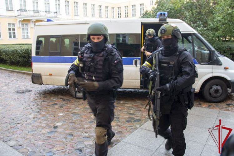 В Санкт-Петербурге сотрудники Росгвардии провели занятия по нейтрализации вооруженных преступников и освобождению заложников