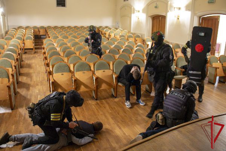 В Санкт-Петербурге сотрудники Росгвардии провели занятия по нейтрализации вооруженных преступников и освобождению заложников