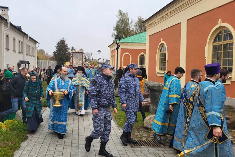 Сотрудники Росгвардии обеспечили правопорядок на церемонии перенесения Тихвинской иконы Божией матери