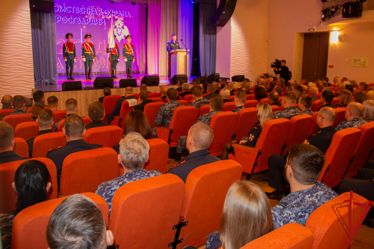 В Санкт-Петербурге прошло торжественное собрание, посвященное 72-й годовщине образования вневедомственной охраны Росгвардии
