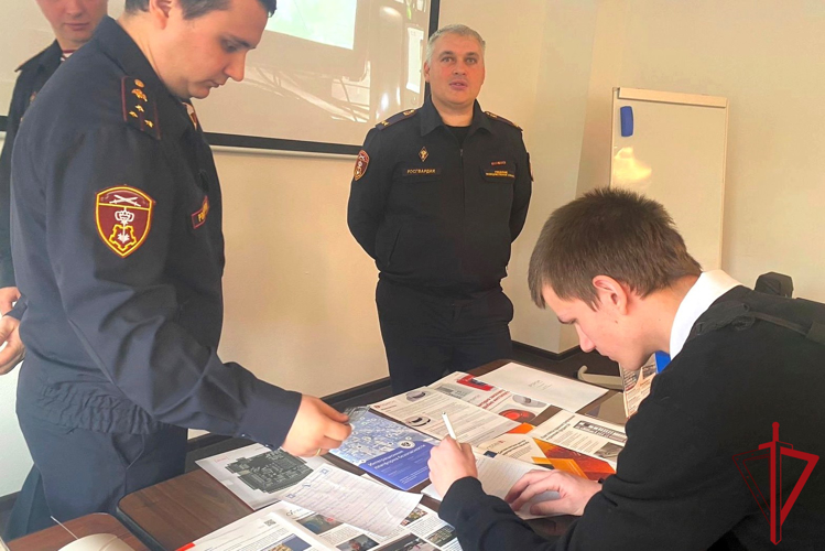 В Санкт-Петербурге сотрудники Росгвардии приняли участие в ярмарке вакансий "Образование. Престиж. Карьера"