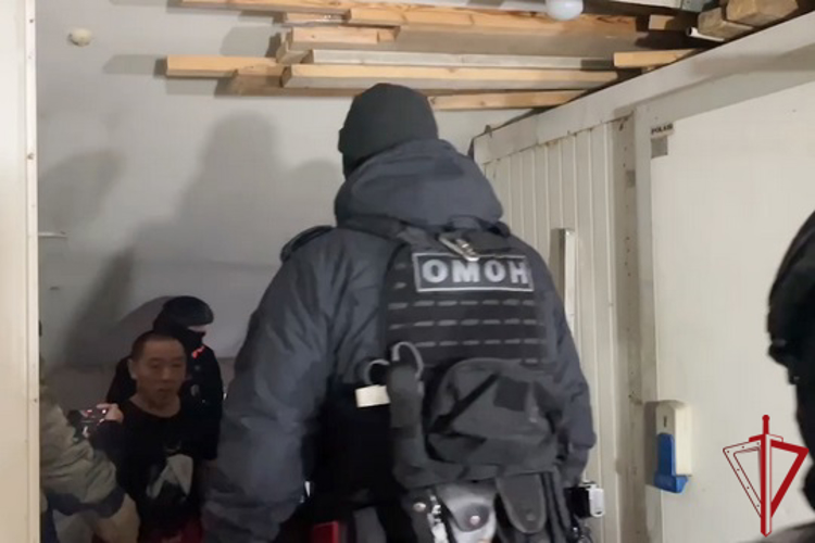 Сотрудники ОМОН Росгвардии обеспечили проведение в "Апраксином дворе" межведомственного рейда по выявлению нарушений в сфере миграции