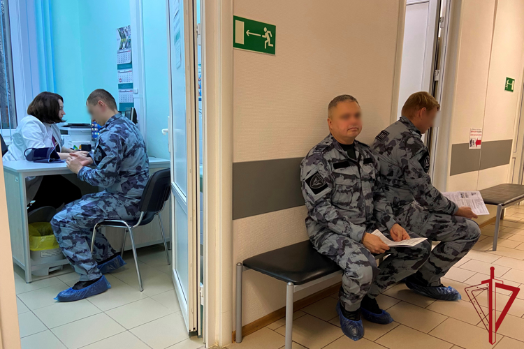 Сотрудники петербургского ОМОН приняли участие в добровольной сдаче крови для пациентов онкологического центра