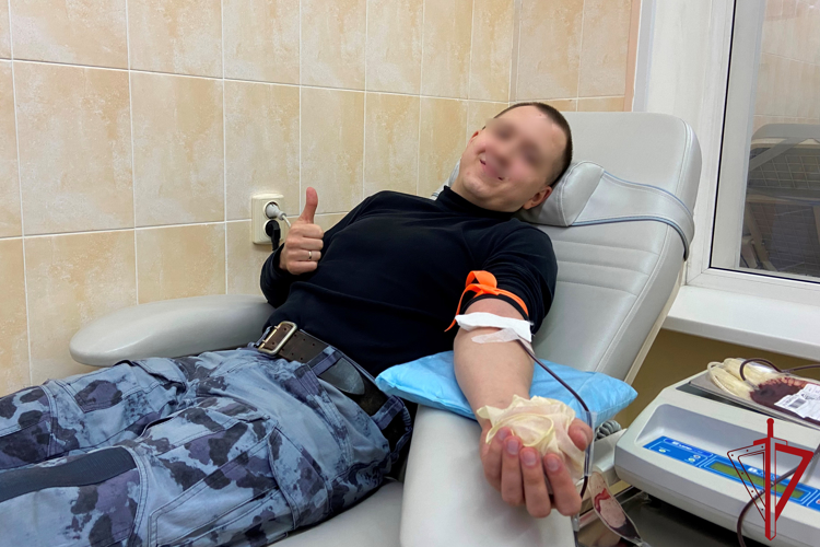 Сотрудники петербургского ОМОН приняли участие в добровольной сдаче крови для пациентов онкологического центра