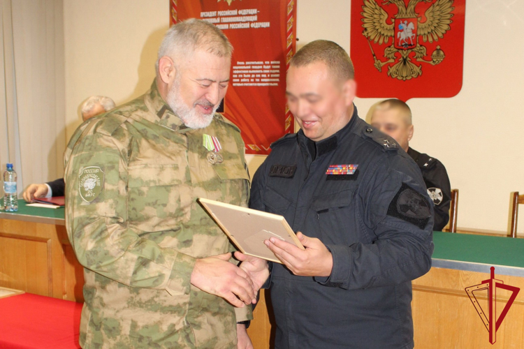 В транспортном ОМОН "Балтика" Росгвардии состоялось торжественное собрание, посвященное Дню ветерана войск правопорядка