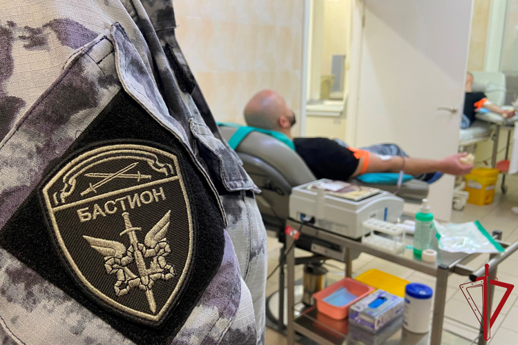 Сотрудники петербургского ОМОН приняли участие в добровольной сдаче крови для пациентов онкологического центра