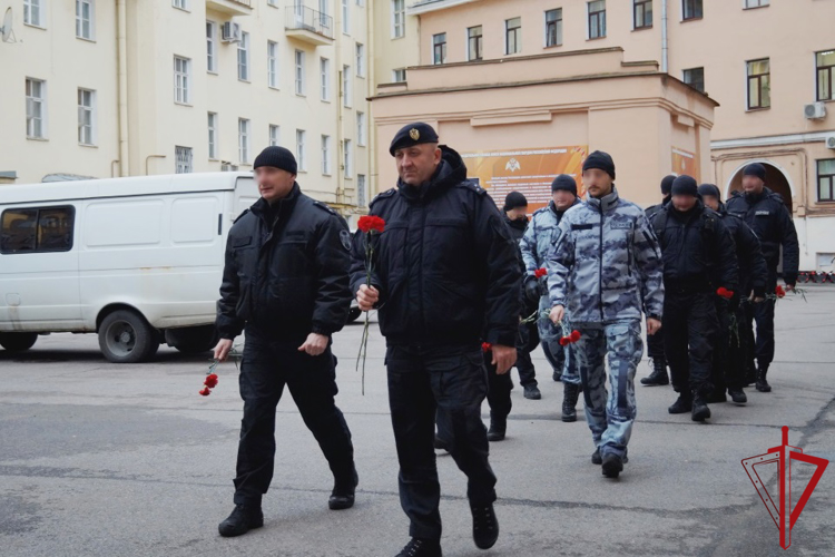 Сотрудники ОМОН «Бастион» Росгвардии и школьники почтили память стражей правопорядка, погибших при исполнении служебного долга