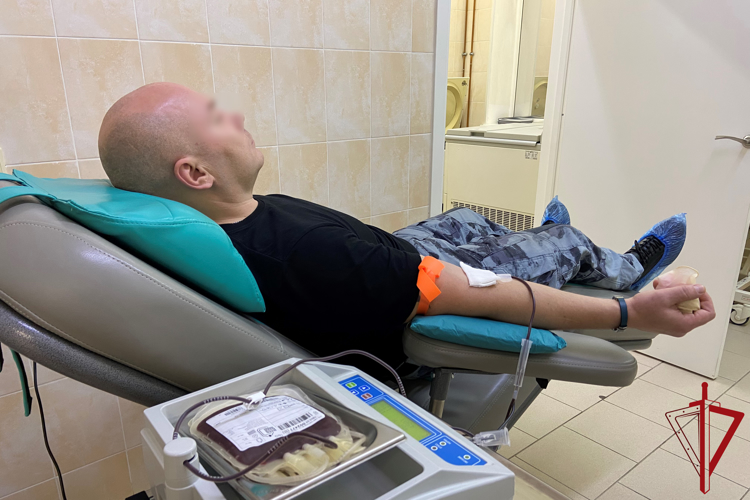 Сотрудники петербургского ОМОН приняли участие в добровольной сдаче крови для пациентов онкологического центра