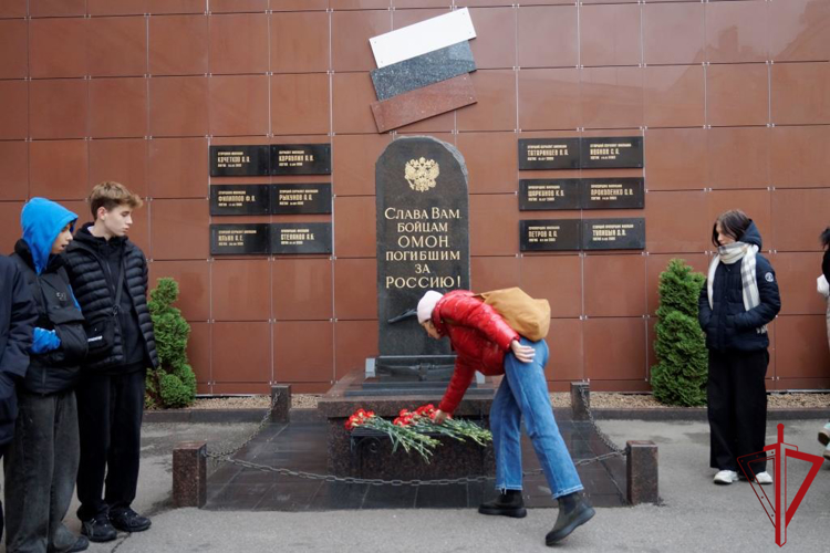 Сотрудники ОМОН «Бастион» Росгвардии и школьники почтили память стражей правопорядка, погибших при исполнении служебного долга