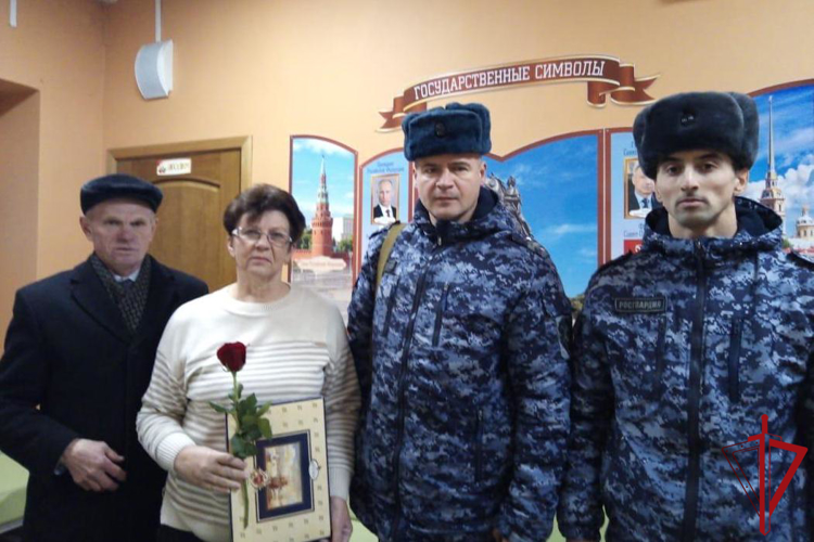 В преддверии Дня матери сотрудники Росгвардии навестили матерей погибших сослуживцев