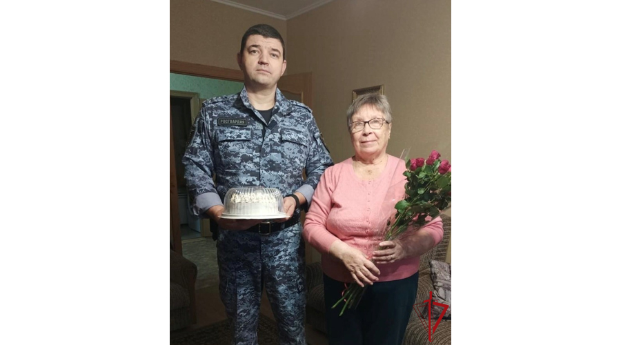 В преддверии Дня матери сотрудники Росгвардии навестили матерей погибших сослуживцев