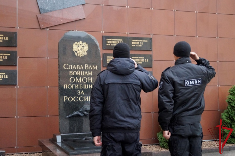 Сотрудники ОМОН «Бастион» Росгвардии и школьники почтили память стражей правопорядка, погибших при исполнении служебного долга