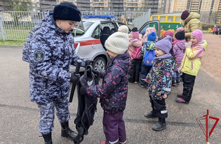 Сотрудница Росгвардии провела встречу с воспитанниками детского сада, который посещает ее дочь