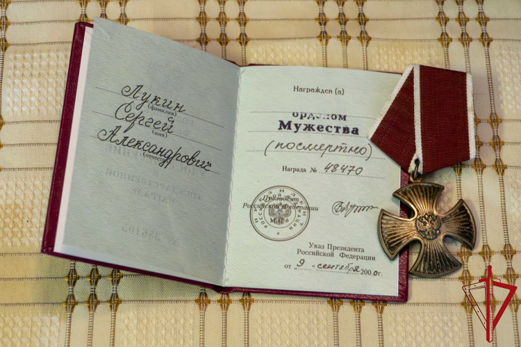 В преддверии Дня матери сотрудники Росгвардии навестили матерей погибших сослуживцев