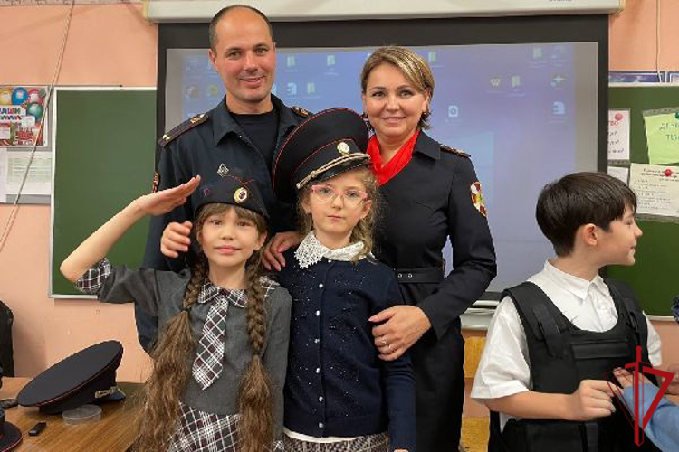Семья сотрудников Росгвардии провела встречу с учениками школы Красногвардейского района