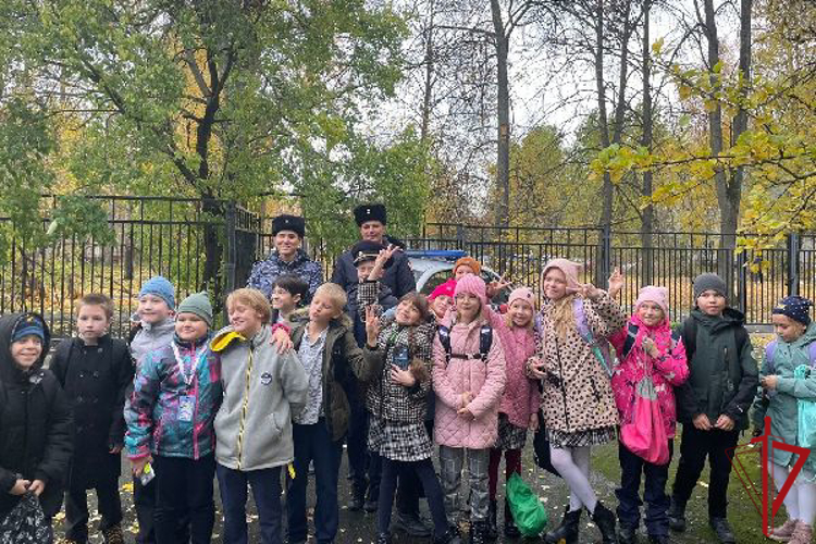 Семья сотрудников Росгвардии провела встречу с учениками школы Красногвардейского района