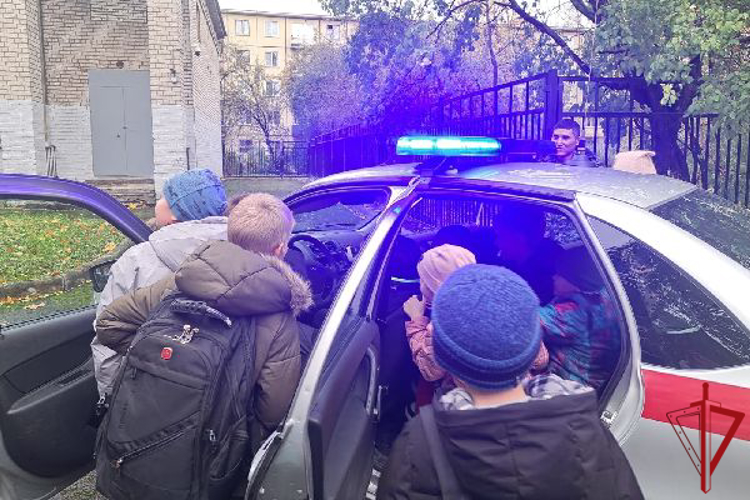 Семья сотрудников Росгвардии провела встречу с учениками школы Красногвардейского района