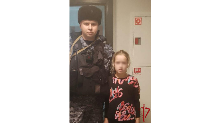 В Красногвардейском районе сотрудники Росгвардии помогли добраться домой плачущему ребёнку, которого родители не встретили после занятий