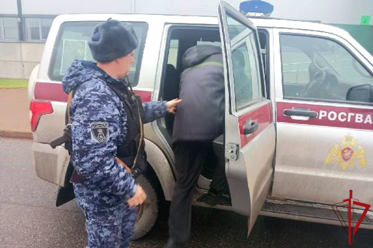 Во Всеволожске наряд Росгвардии задержал грузчика, фотографировавшего на смартфон инфраструктуру шинного завода