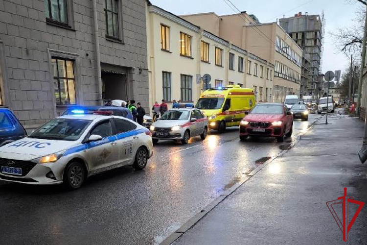 В Московском районе сотрудники Росгвардии пришли на помощь женщине, пострадавшей в результате ДТП