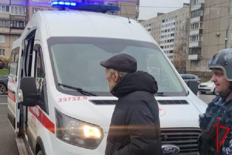 В Московском районе сотрудники Росгвардии передали медикам потерявшего память пенсионера и сообщили об этом его родственникам