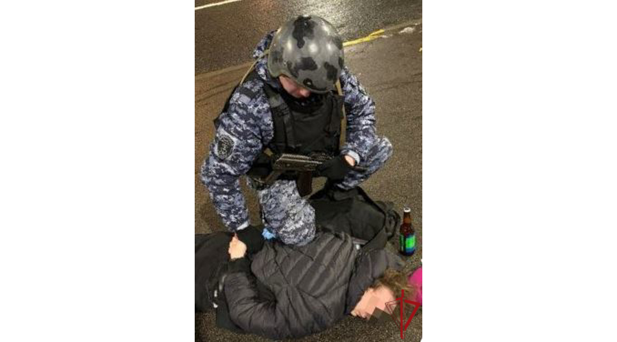 В Выборгском районе сотрудники Росгвардии задержали хулигана, угрожавшего ножом прохожей
