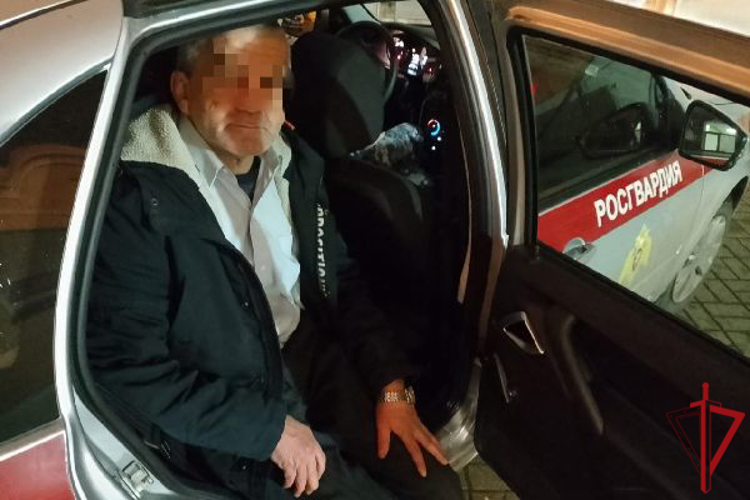 В Петроградском районе наряд Росгвардии задержал подозреваемого в краже пустых металлических шкафов с территории военкомата