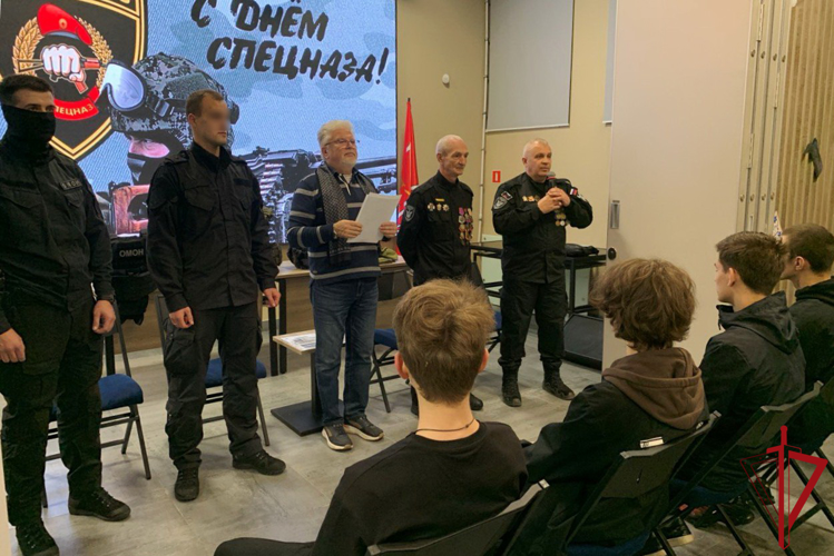 Представители транспортного ОМОН «Балтика» Росгвардии провели встречу с воспитанниками подростково-молодежного клуба