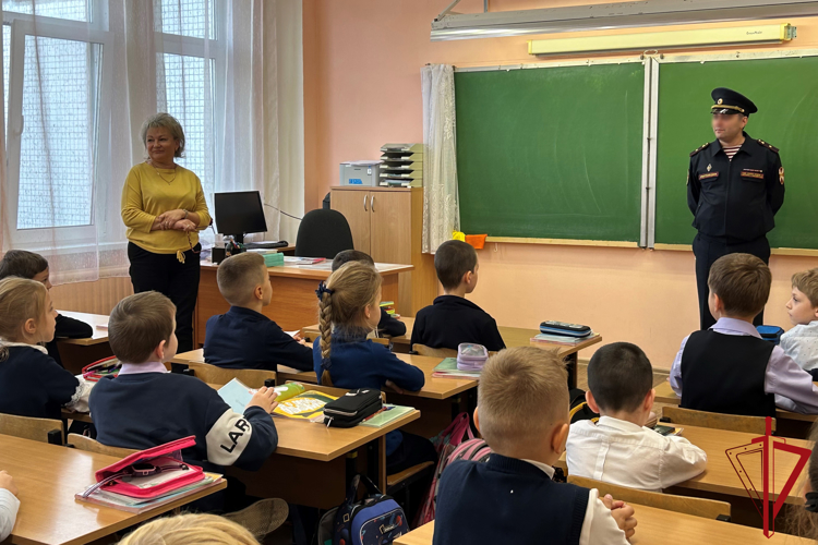 Офицер ГУ Росгвардии провел урок мужества для школьников Приморского района