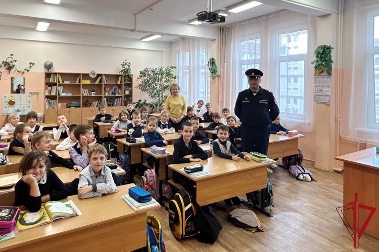 Офицер ГУ Росгвардии провел урок мужества для школьников Приморского района